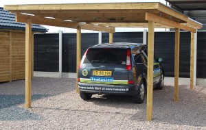 Enkelt carport 3×8 m, med fladt tag og 6 m² rum
