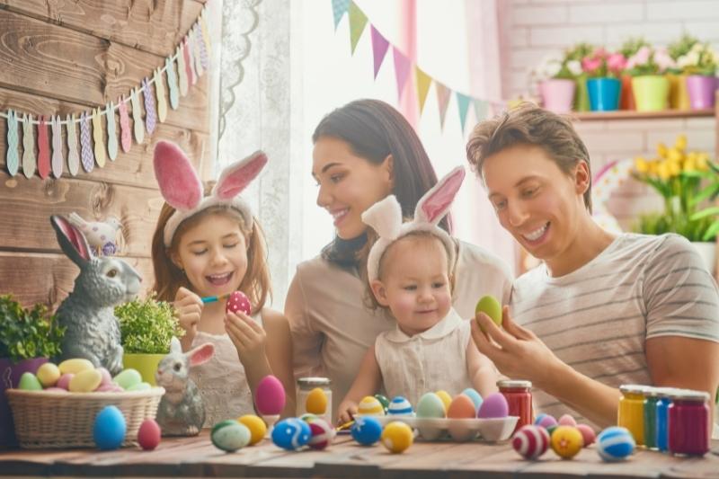 familie laver påskepynt